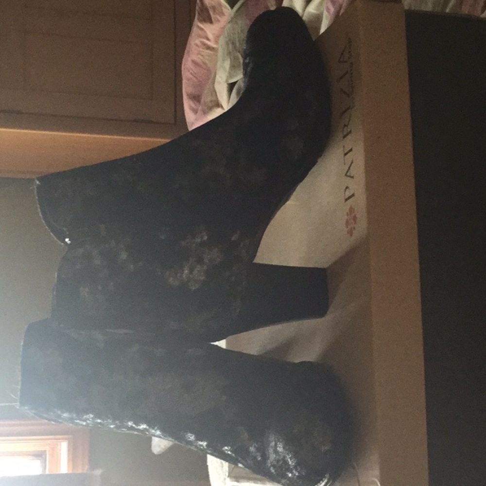 Beautiful boots silver and black!